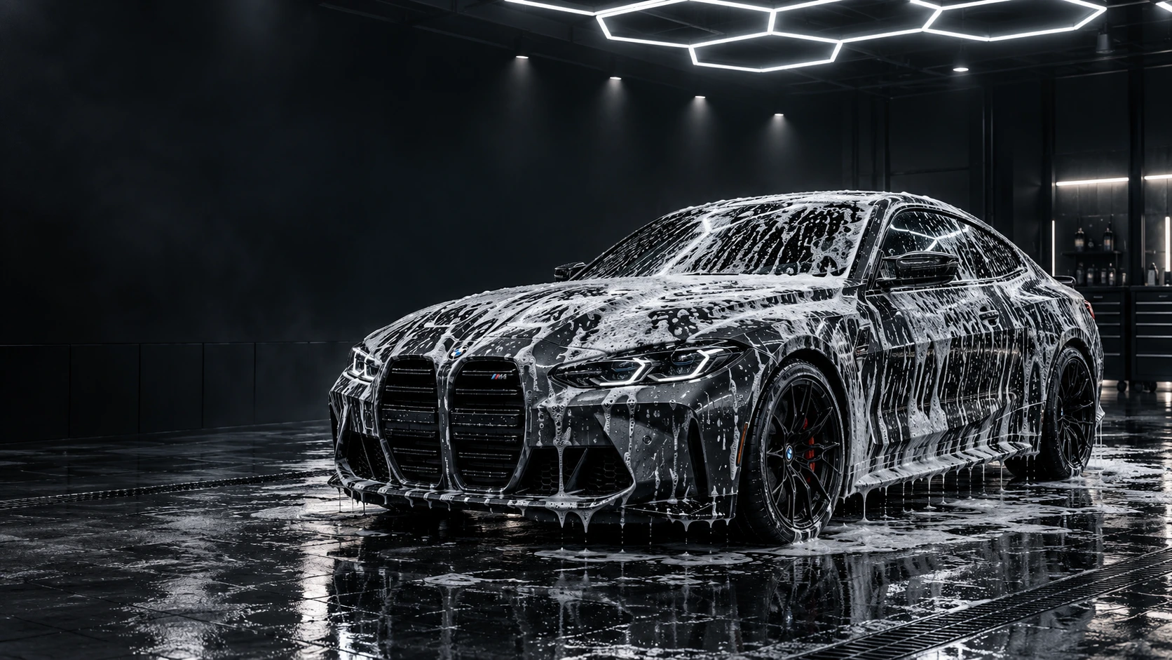 Графитовая BMW M4 в белой пене в тёмной детейлинг-студии